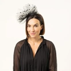 Coco Fascinator By Betmar 10 Coco Fascinator By Betmar -Bekleidungsgeschäft Coco Fascinator by Betmar.53769 7