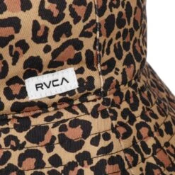 Leo Faux Fur Bucket Baumwollhut By RVCA -Bekleidungsgeschäft Leo Faux Fur Bucket Baumwollhut by RVCA beige schwarz.61707 4rf280